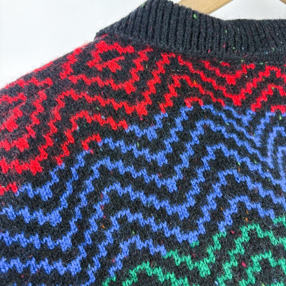 Vintage 100% Wool Collared Red Blue Green Chevron Zig Zag Striped V Neck Sweater - Picture 7 of 7